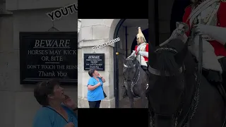 Unexpected Request: The Moment King’s Guard Asks a Woman To Call a Police Officer