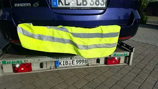 Vorbildliche Sicherung eines KFZ auf einem Anhänger