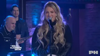 Kelly Clarkson & Meghan Trainor - All About That Bass (Live on The Kelly Clarkson Show)