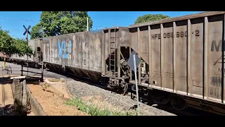 Trem de graos vazio partindo de Uberaba com locomotiva gt46 cara laranja liderando 12/05/2024