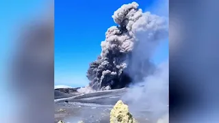 Вулкан Эбеко выбросил огромный столб пепла на два с половиной километра над уровнем моря