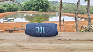 JBL Charge 5 tocando Hungria em ambiente aberto