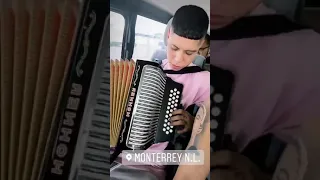 Santa fe Klan tocando el acordeon