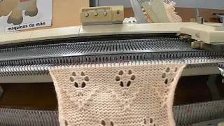 rendado e tuck feito manualmente em máquina de tricô