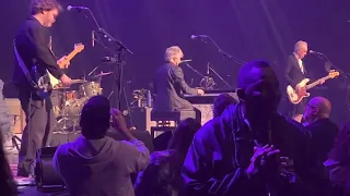 Heroes ( David Bowie Cover ) - Crowded House - 5/15/23 Chicago Theatre