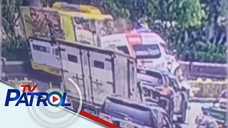 Bus at ambulansya nagbanggaan sa EDSA | TV Patrol