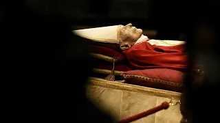 Gläubige nehmen im Petersdom Abschied von Benedikt XVI. | AFP