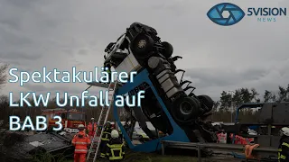 Rodgau: Schwerer LKW Unfall auf BAB 3 - Fahrerkabine in 7 Metern Höhe