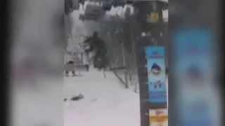 Буковель падение Ели на подъемник. Шокирующие кадры Huge spruce fell on a ski lift in Ukraine