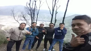 Ponsel Jatuh ke Kawah Gunung Bromo saat Selfie, Pemuda Ini Nekat Turun Mengambil