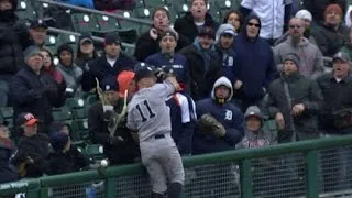 NYY@DET: Foul ball causes fan to spill beer