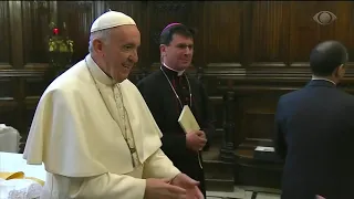 Papa Francisco impede que fiéis beijem anel