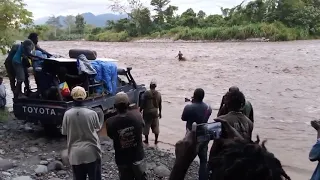 the Pangkara flood, when there is no bridge, this is the only option for pmv drivers