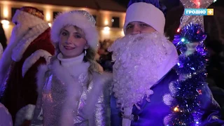 Полтысячи Дедов Морозов, Снегурочек и сказочных персонажей прошлись по центральным улицам Гродно