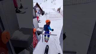 Маленький лыжник пробует фрирайд на красной поляне