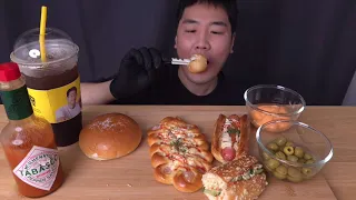 ASMR MUKBANG | 파리바게트 소세지빵 & 샐러드빵 & 피자빵 & 크림빵 먹방! PARIS BAGUETTE'S BREADS & OLIVES EATING