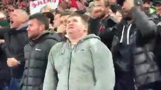 A Liverpool fan explains to his blind friend that Mo Salah scored. ⚽