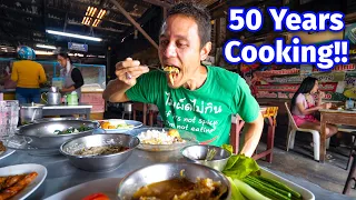 Pro Grandma Chef - 50 YEARS COOKING!! Insane Thai Street Food in Songkhla (สงขลา), Thailand!