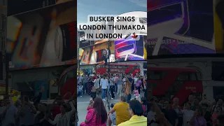 Busker sings LONDON THUMAKDA in London 🎧🥁💃🕺👯