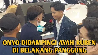 ONYO DIDAMPINGI AYAH RUBEN DI BELAKANG PANGGUNG