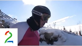 Harald øver seg på å hoppe i Holmenkollen