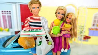 Barbie Doll Family Goes to Mart to buy Groceries. supermercado Toko kelontong Puppe Supermarché دمية