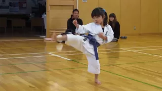 Mahiro(5-year-old girl) practicing kihon for kyu exam 5歳の女の子、基本練習中
