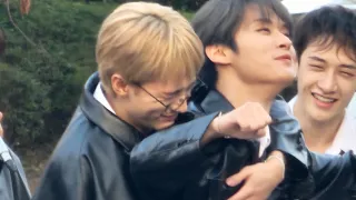 Just hyunjin adoring his hyung !💗 #hyunjin #leeknow #hyunho #straykids #hyunknow #minho