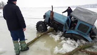 спасали рибу  втопили трактор.