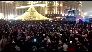Новогодней ночью люди пытались попасть на закрытую Красную площадь.ласти