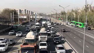 Любимый город Алматы. Движение  на улице Саина. 8 ноября 2023. Kazakhstan. Almaty. November 2023