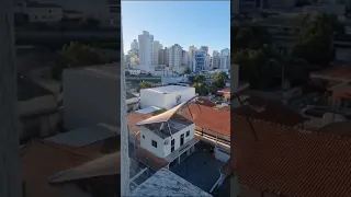 Assustador: telhado inteiro de casa é arrancado pelo vento em SC; veja vídeo