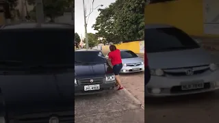 Mulher Quebra carro do marido após descobri uma traição #Shorts