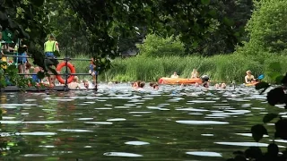 Thousands jump into "natural pool" at Latitude15