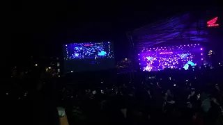 Tóc Tiên làm hàng ngàn sinh viên xúc động với " Em Không Là Duy Nhất " sau thành công tại MAMA 2017