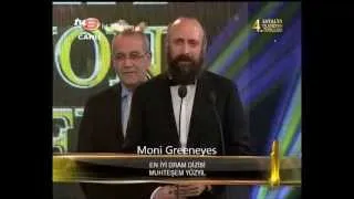 Halit Ergenç gets the award of the Best Drama Series in 2013 for Muhteşem Yüzyıl