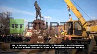 Ukraine: Protesters destroy Lenin statue on Day of the Defender of the Fatherland