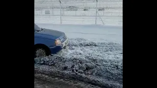 Славута зимой едет по снегу !