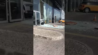 Мужчина разбил витрину автосалона, выехав на Rolls-Royce в Алматы