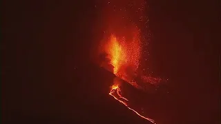 El volcán Cumbre Vieja de La Palma sigue expulsando un impresionante chorro de lava