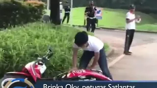 VIRAL!! Tak terima ditilang polisi, pemuda ini hancurkan motor scoopy milik pacarnya