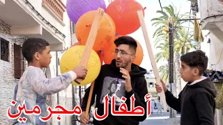 ولد صغير يضرب بائع النفاخات - شوف شنو وقع !!!