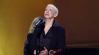 Annie Lennox Grammys Performance - Annie Lennox Honors Sinead O’Connor With Powerful Performance