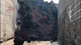 flujo de lava avances entre las plantaciones de plátanos volcán  La Palma