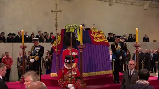 Hijos de la Reina Isabel II realizan vigilia en Westminster Hall