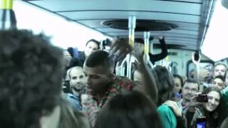 Stromae liándola en el metro de Montréal | Formidable