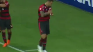 Lucas Paquetá e Felipe Vizeu dançando passinho dos Maloka