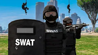 VIREI UM OFICIAL DA SWAT NO GTA 5!!!