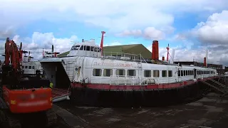 A Salvage Team Takes Apart a Hovercraft in Record Time