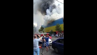 В Киеве горит центральный гастроном